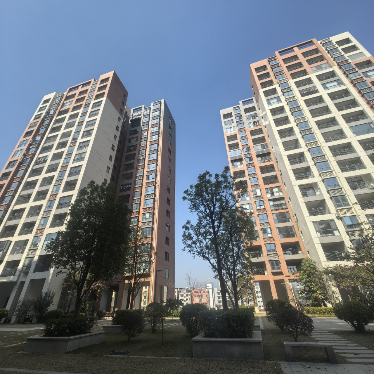 龙华八栋统建楼84-140平地铁4号线地铁口300米双层地下停场