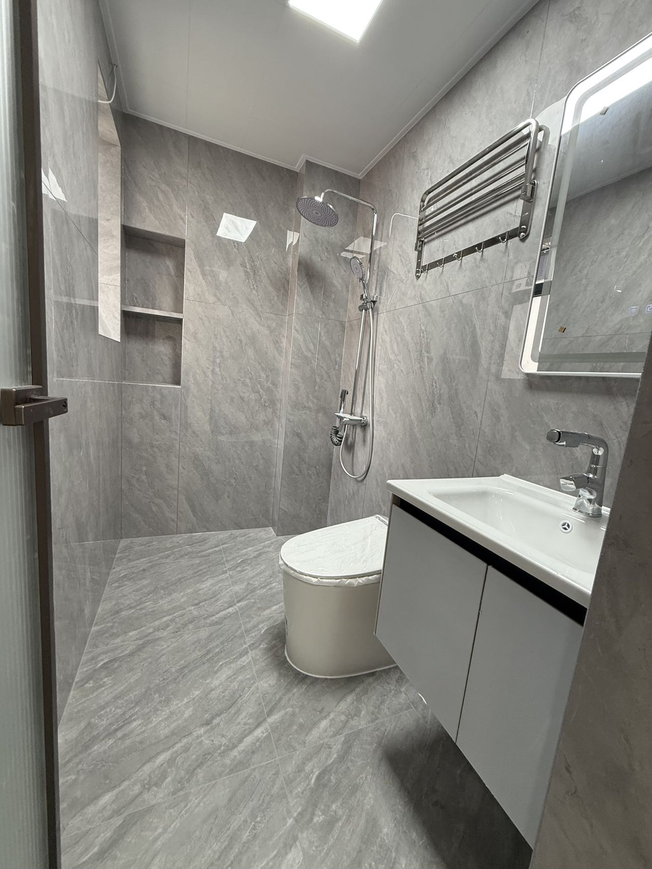 龙华八栋统建楼84-140平地铁4号线地铁口300米双层地下停场