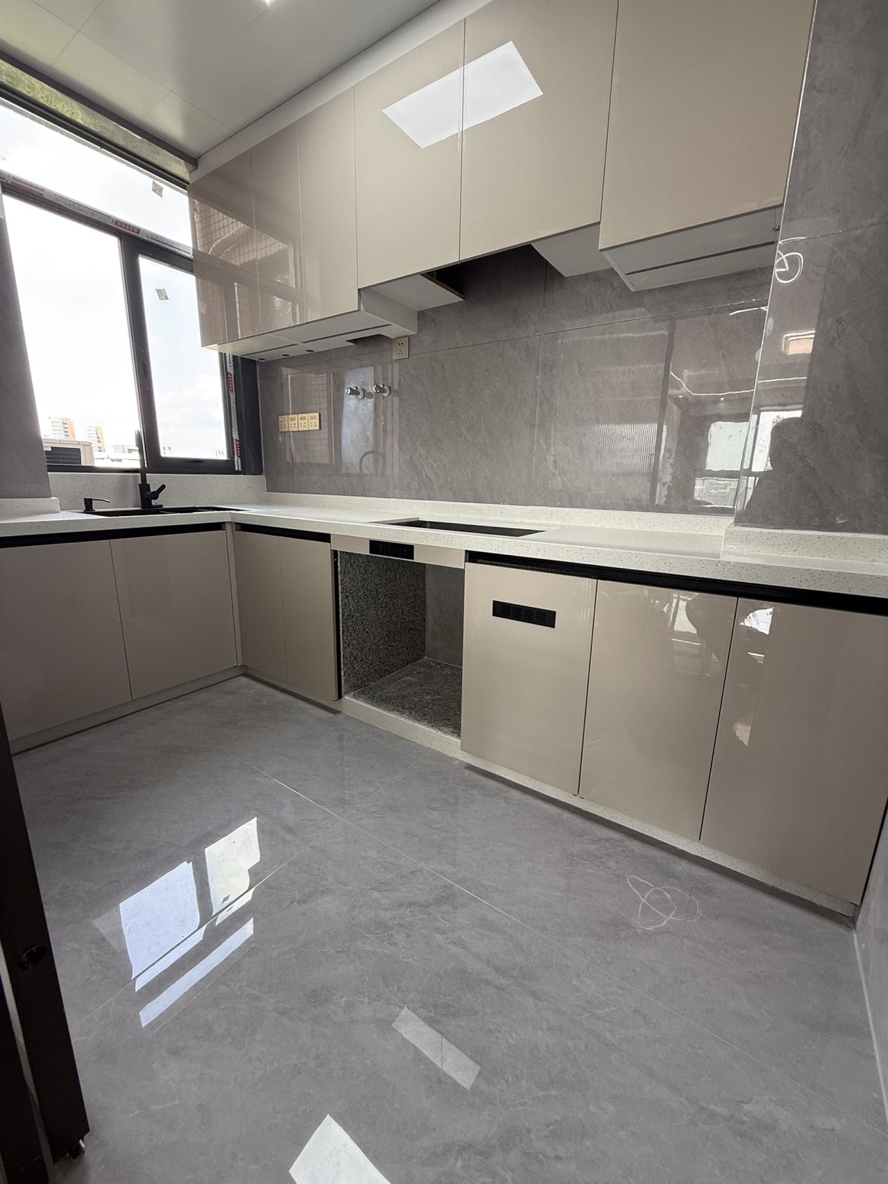 龙华八栋统建楼84-140平地铁4号线地铁口300米双层地下停场