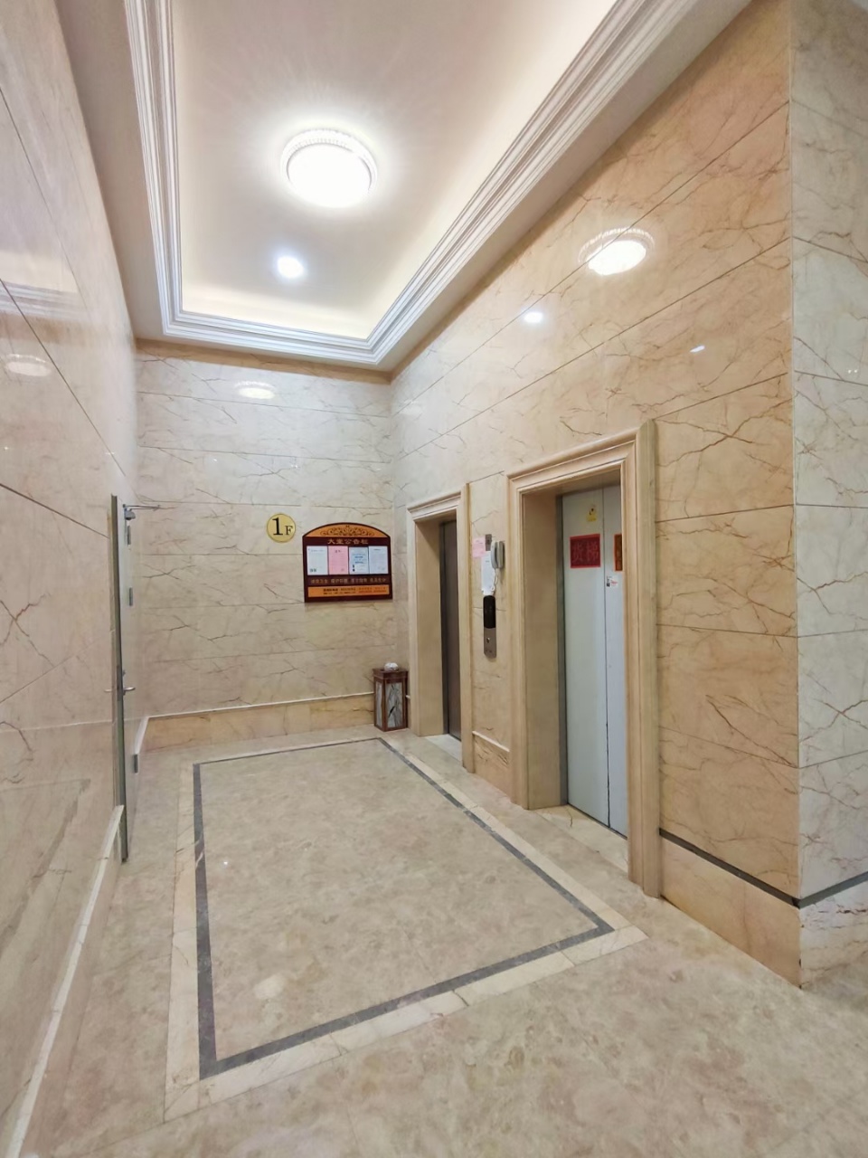 石岩统建楼,首付五成分期3-5年3栋花园,自带大型停车场可落户口，通天然气