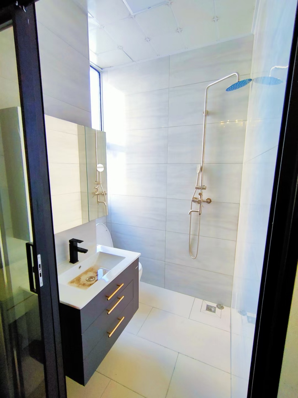 石岩统建楼,首付五成分期3-5年3栋花园,自带大型停车场可落户口，通天然气