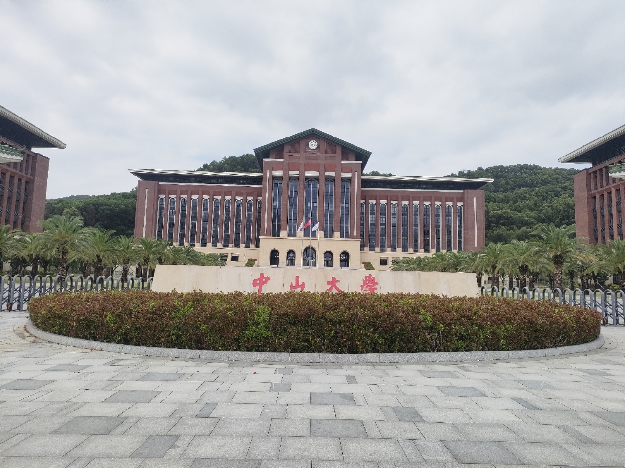 光明中山大学,纯地铁口物业总价26.8万带租约1500-1800元/月
