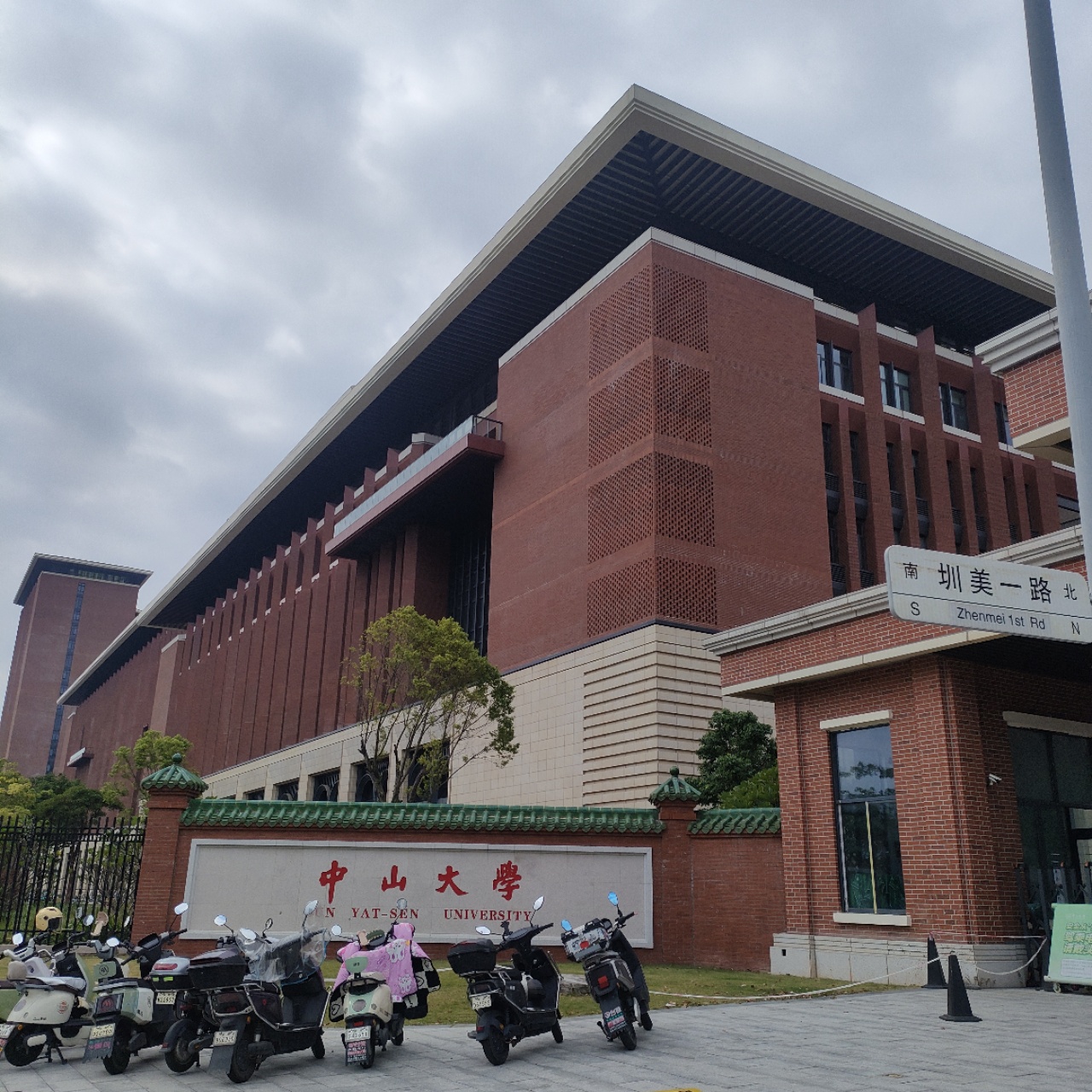 光明中山大学,纯地铁口物业总价26.8万带租约1500-1800元/月