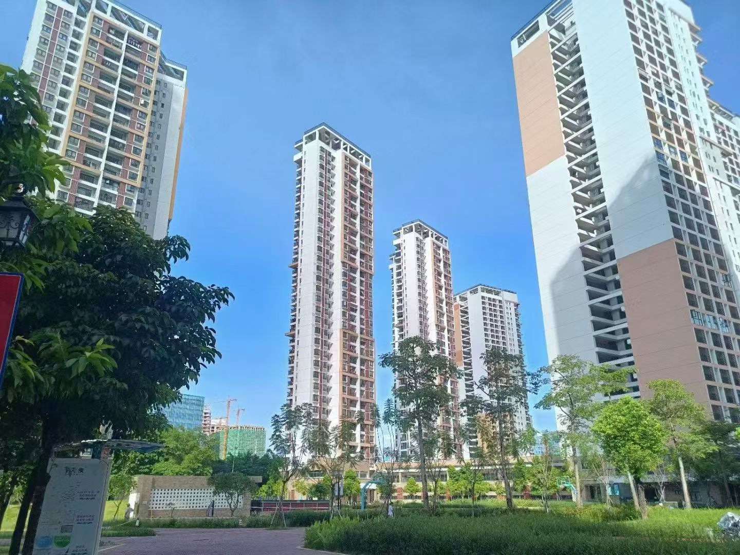 光明区凤凰14栋大花园社区1.4万/平米起民水民电带燃气