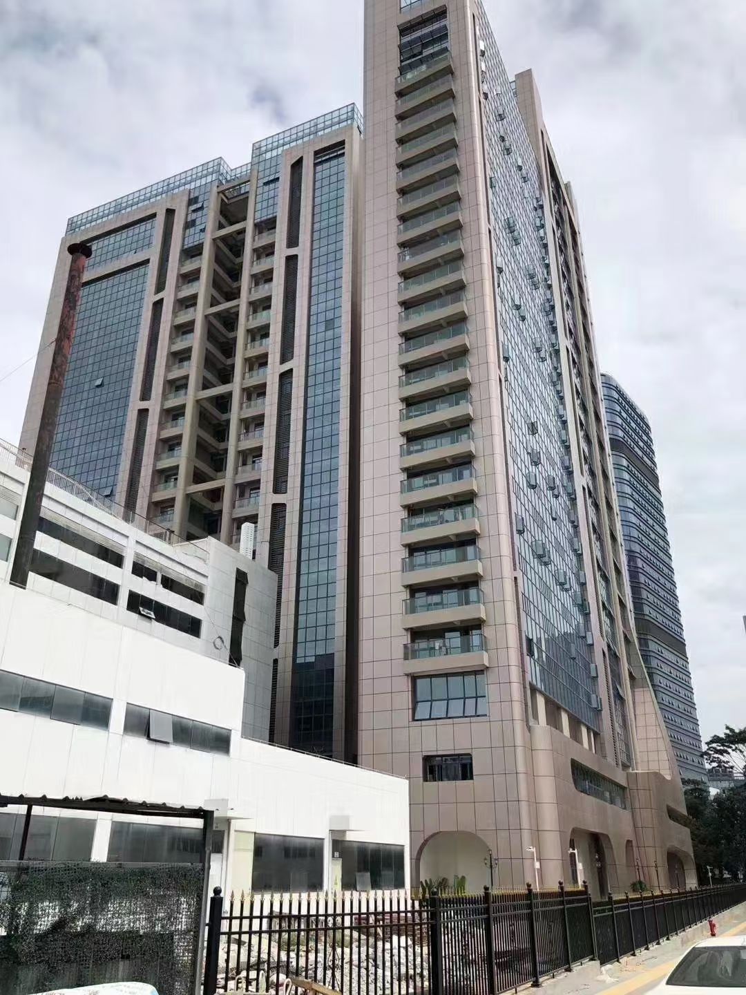 南山科技园6栋封闭式小区房精装现楼自配三层地下停车场送家私家电，拎包入住