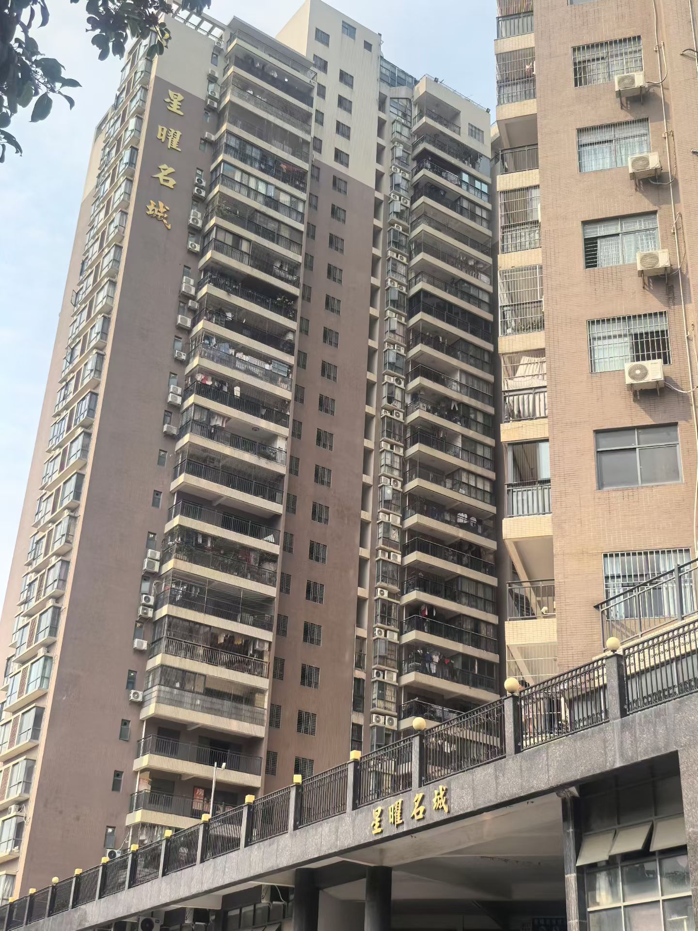 大阳台 尽收石岩湿地公园美景 3栋社区1.1万/平 享受休闲绿城