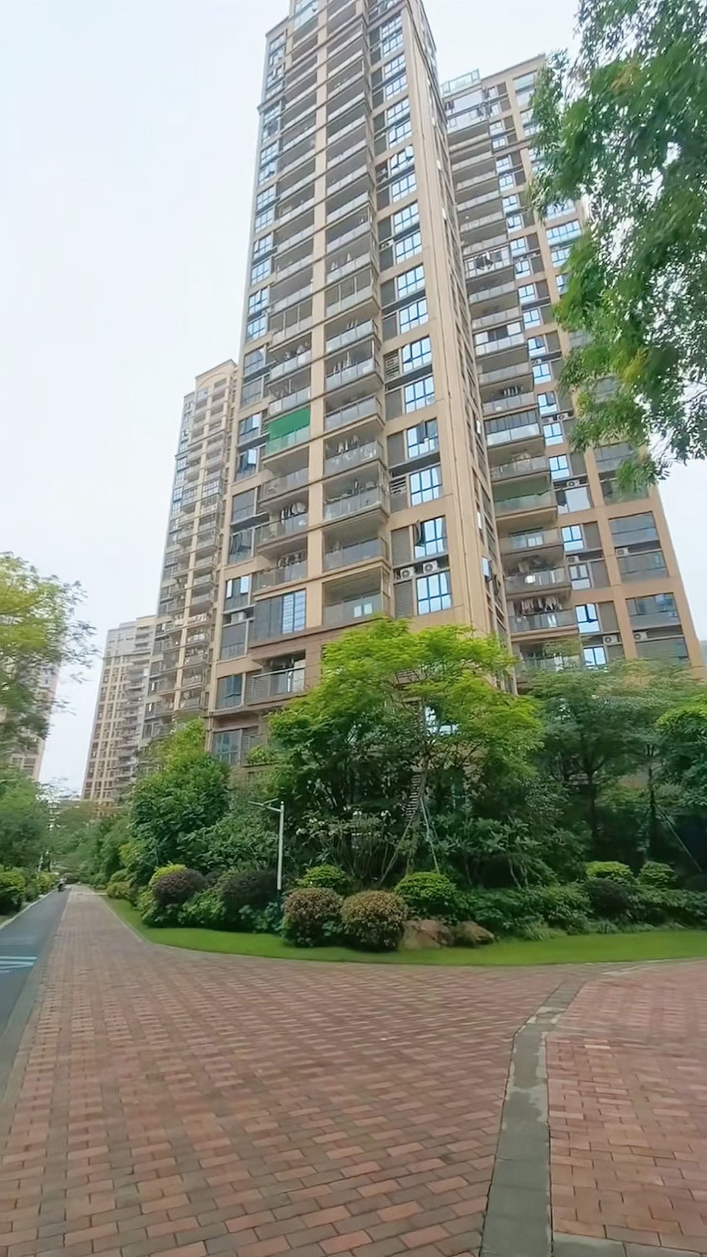 宝安统建楼中心最美小区可过户&middot;可落户&middot;民水民电楼下就是地铁口
