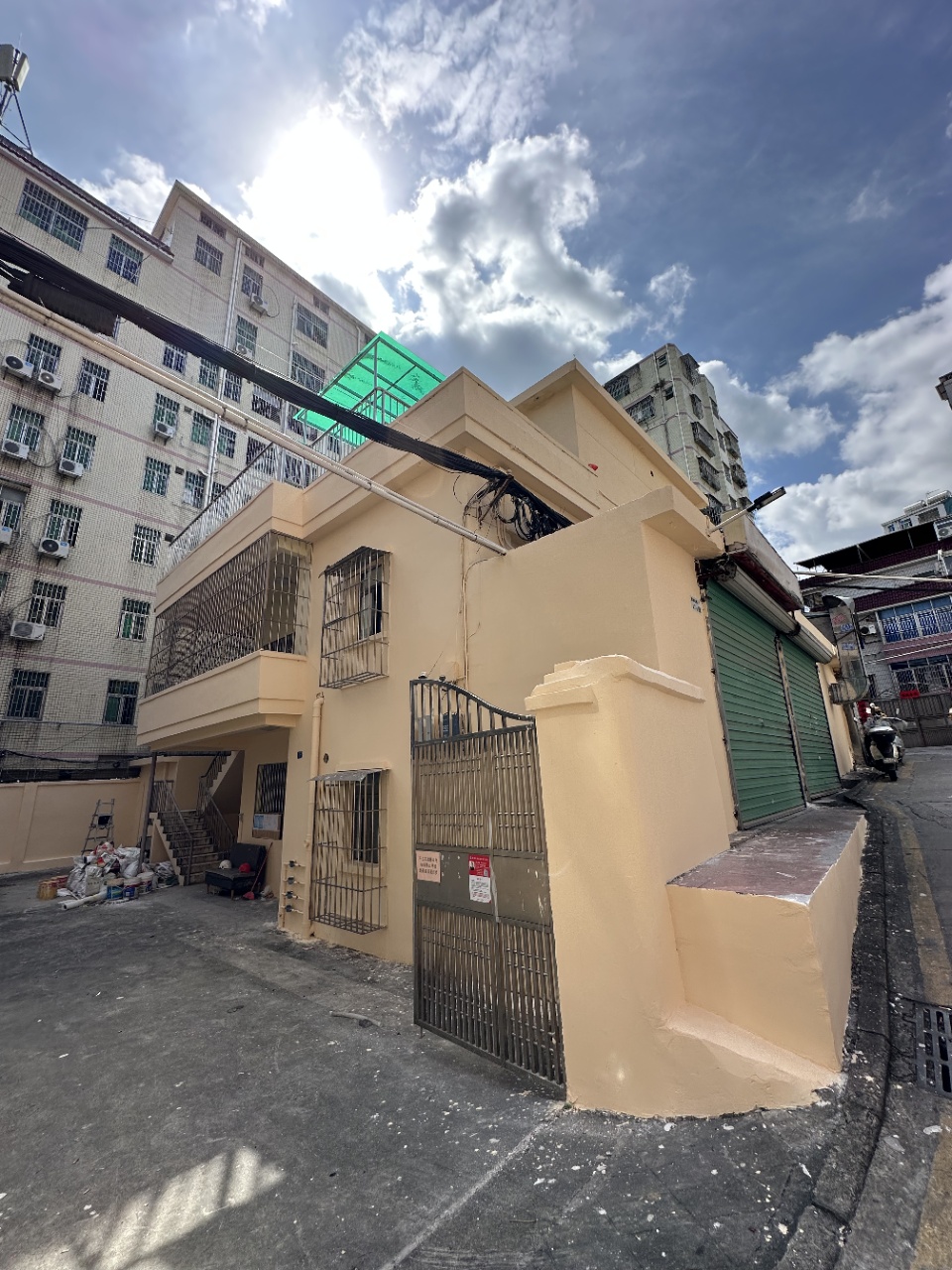 布吉老街带100平米超大私院三个天台花园总价仅498万