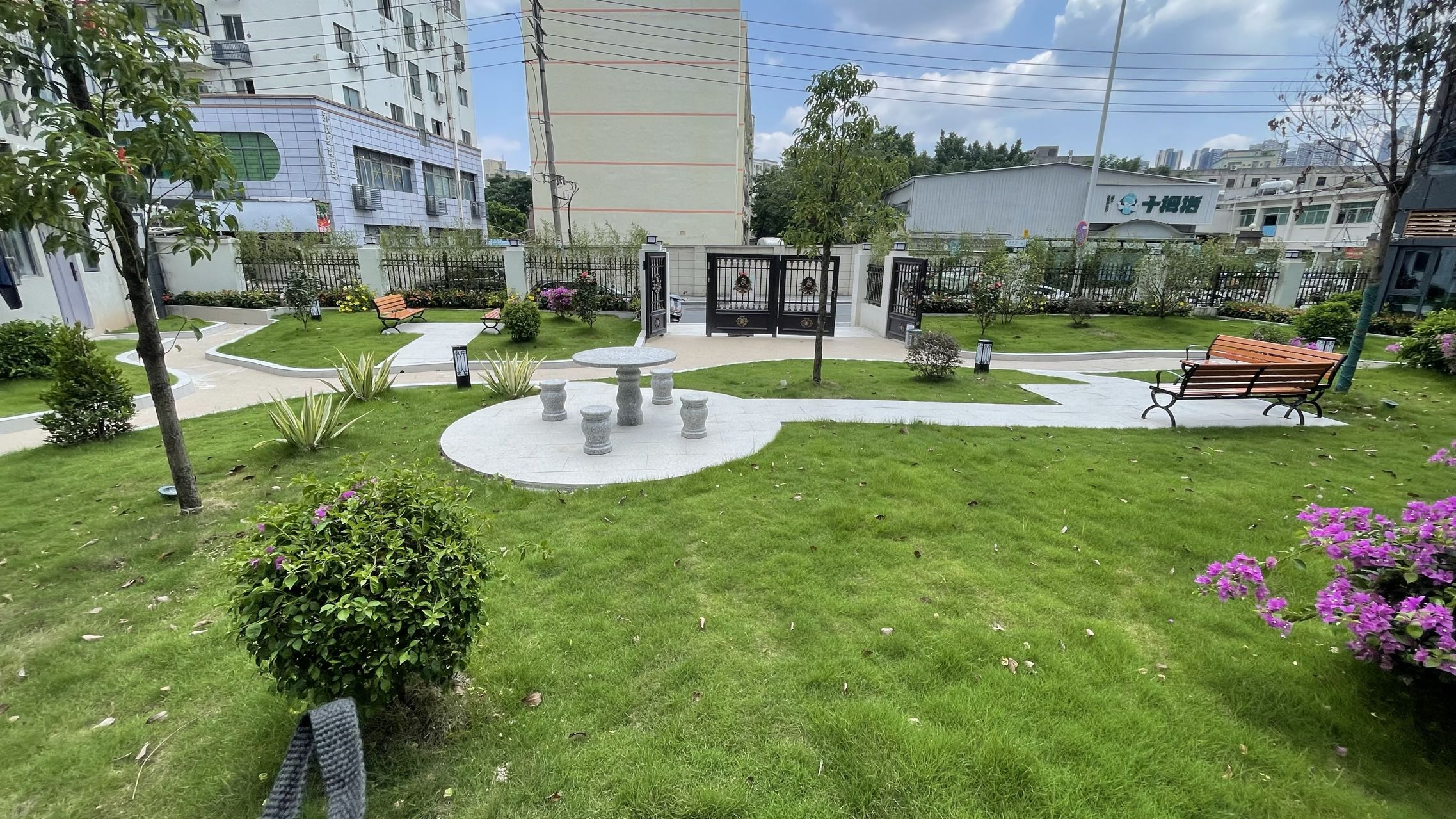 龙华地铁口，稀缺花园房,两房35.8万起,地铁口300米绝美小区