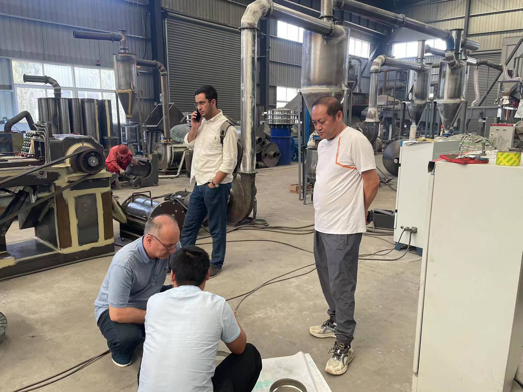 Middle Eastern customers come to the factory for inspection.