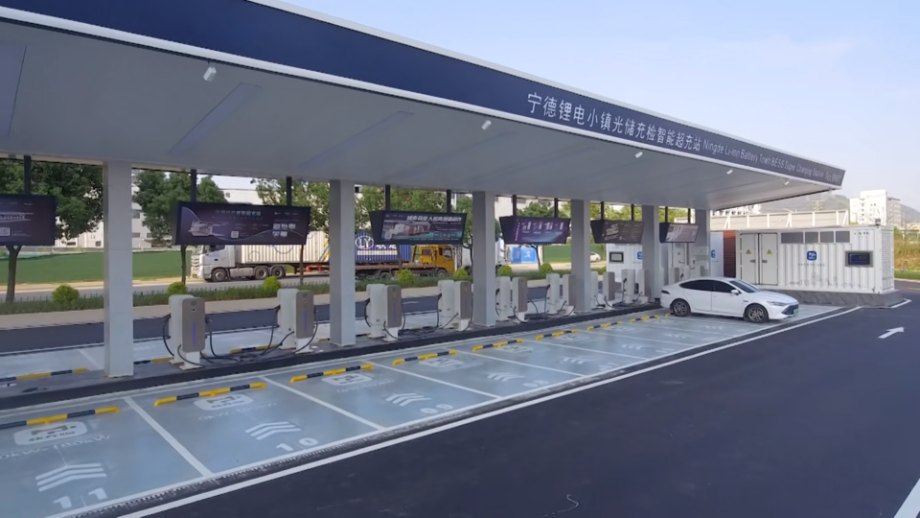 国内初の標準化された光蓄電充電および検査インテリジェントスーパーチャージャーステーションが福建省で使用開始されました.