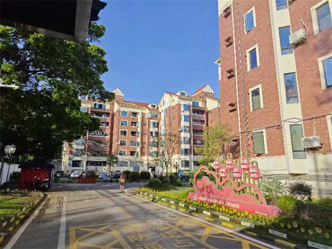 西乡30栋大型统建楼小区，单价8000元/平米起