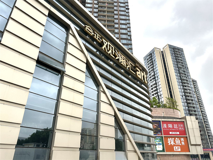龙华红本公寓总价79.8万起精装现楼交付，建面约130万㎡商业综合体