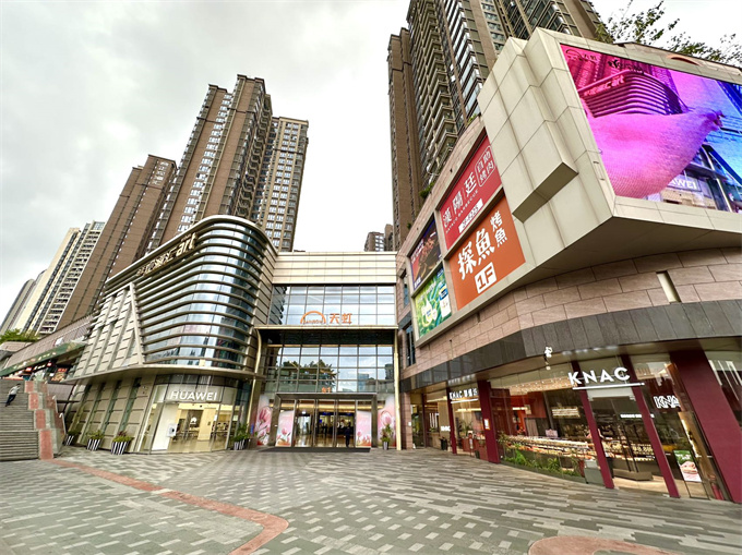 龙华红本公寓总价79.8万起精装现楼交付，建面约130万㎡商业综合体