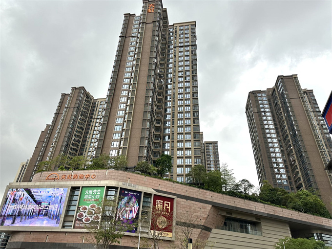 龙华红本公寓总价79.8万起精装现楼交付，建面约130万㎡商业综合体