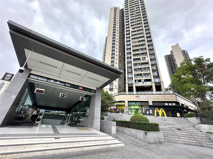 龙华红本公寓总价79.8万起精装现楼交付，建面约130万㎡商业综合体