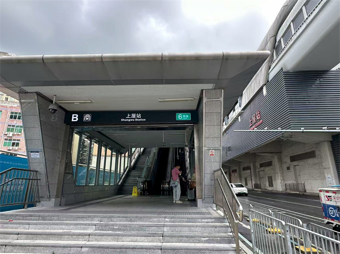 石岩上屋地铁口小产权房；两房总49.8万/三房48.8万