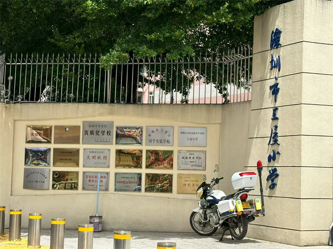 石岩上屋地铁口小产权房；两房总49.8万/三房48.8万
