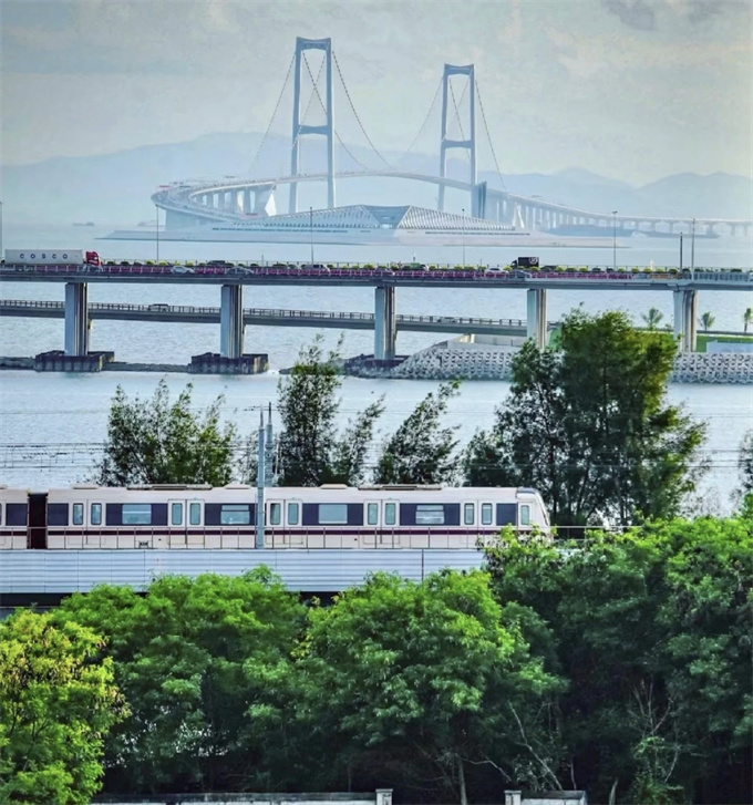 西乡花园统建楼小区新盘；两层停车场，11号线碧海湾地铁口