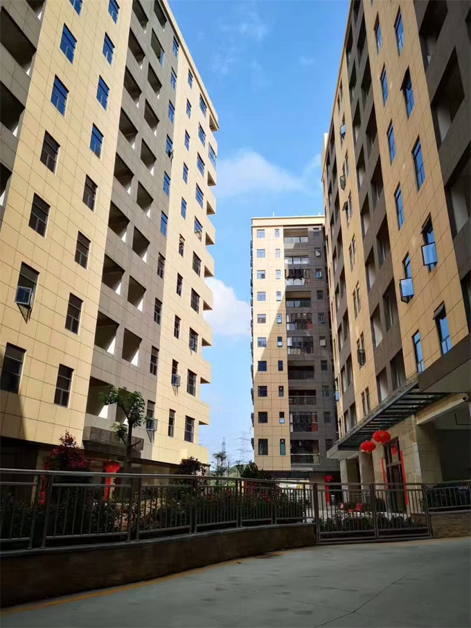 石岩3栋花园统建小区9800/㎡，自带停车场，通燃气/可落户