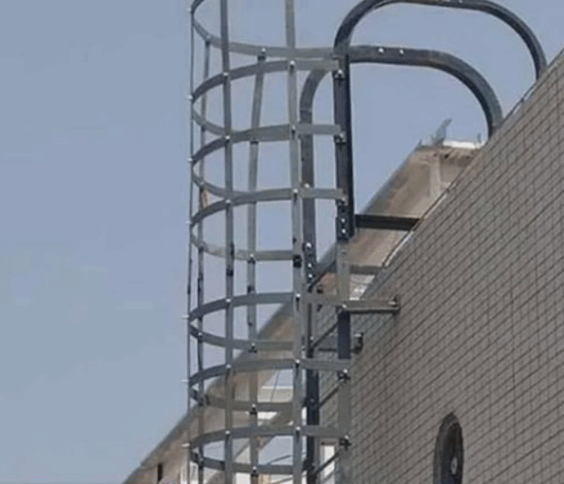 室外钢爬梯施工方案：安全落地的技术指南