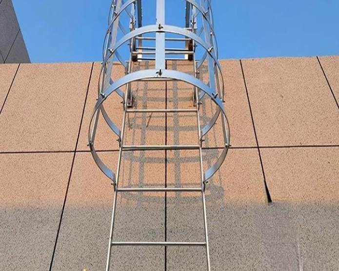 屋面钢爬梯离地多高？安全高度解析与施工指南